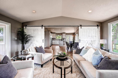 Immagine di un grande soggiorno minimal chiuso con pareti grigie e pavimento in legno massello medio