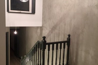 Пример оригинального дизайна: открытая гостиная комната среднего размера в стиле фьюжн с серыми стенами и светлым паркетным полом без камина