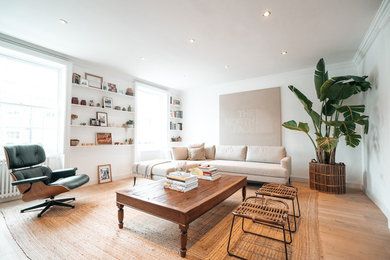 Mittelgroßes, Abgetrenntes Modernes Wohnzimmer mit weißer Wandfarbe, braunem Boden und braunem Holzboden in London
