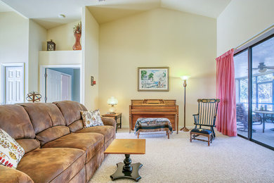 Photo of a traditional living room in Tampa.