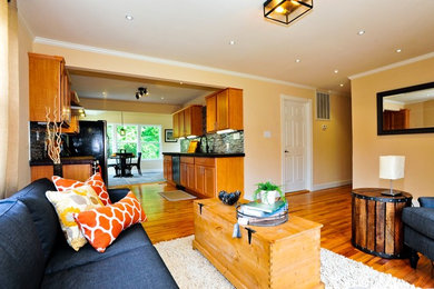 Modelo de salón abierto clásico renovado de tamaño medio sin chimenea y televisor con paredes beige y suelo de madera clara