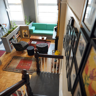 Kleines Modernes Wohnzimmer mit orangem Boden in Boston