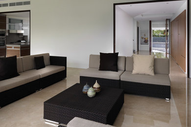 Diseño de salón para visitas actual de tamaño medio con paredes blancas y suelo de mármol