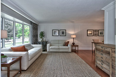 Example of a classic living room design in Toronto