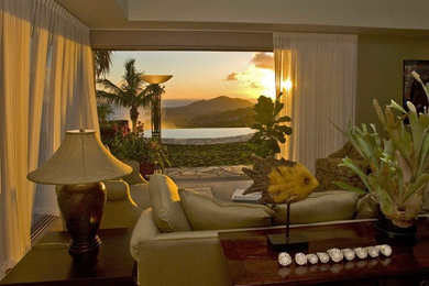 Foto di un grande soggiorno tropicale aperto con pareti beige, nessun camino, nessuna TV e pavimento beige