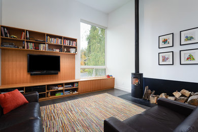 Diseño de salón abierto actual de tamaño medio con suelo de bambú, estufa de leña, marco de chimenea de metal y televisor colgado en la pared