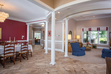 Diseño de salón abierto tradicional renovado extra grande con paredes beige y suelo de baldosas de porcelana