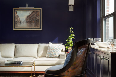 Modelo de salón para visitas cerrado tradicional grande sin chimenea y televisor con paredes azules, suelo de madera en tonos medios y suelo marrón