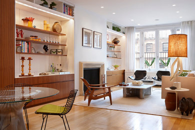 Repräsentatives, Offenes Modernes Wohnzimmer mit braunem Holzboden und Kamin in New York