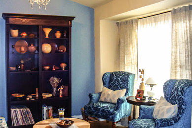 Foto de salón para visitas abierto clásico pequeño sin chimenea y televisor con paredes azules y suelo de baldosas de cerámica