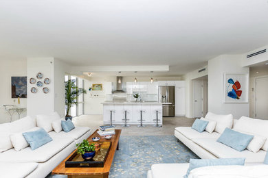マイアミにある広いコンテンポラリースタイルのおしゃれなリビング (セラミックタイルの床、白い壁、テレビなし、グレーの床) の写真
