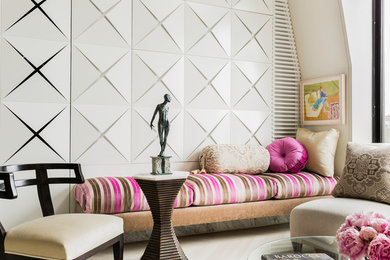 Immagine di un soggiorno minimal stile loft con pareti bianche, parquet chiaro e TV nascosta