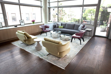 Foto de salón para visitas abierto moderno grande sin chimenea y televisor con paredes blancas y suelo de madera oscura
