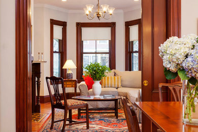 Imagen de salón clásico con paredes blancas y suelo de madera en tonos medios