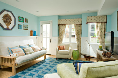 Foto de salón bohemio con paredes azules y televisor independiente