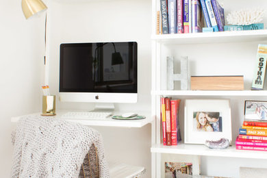 Foto di un piccolo soggiorno minimal con pareti bianche, pavimento in legno massello medio, nessun camino, TV autoportante e pavimento marrone
