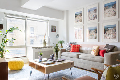 Mittelgroßes, Offenes Modernes Wohnzimmer ohne Kamin mit weißer Wandfarbe, hellem Holzboden und freistehendem TV in New York
