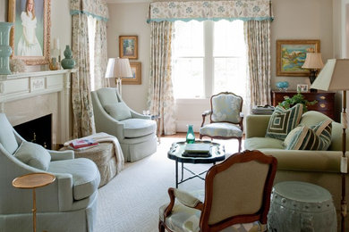 На фото: парадная гостиная комната в классическом стиле с бежевыми стенами и красивыми шторами