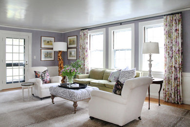 Inspiration för ett stort vintage separat vardagsrum, med ett finrum, lila väggar och heltäckningsmatta