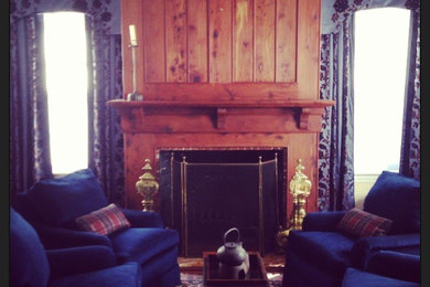 Immagine di un ampio soggiorno tradizionale chiuso con sala formale, cornice del camino in legno e nessuna TV