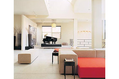 Diseño de salón con rincón musical tipo loft minimalista extra grande sin televisor con suelo de cemento