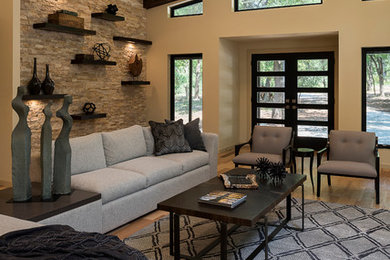 Offenes Modernes Wohnzimmer mit braunem Holzboden in Dallas