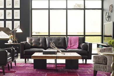 Imagen de salón abierto de tamaño medio con paredes grises, suelo de cemento y televisor independiente