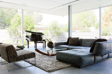 На фото: открытая гостиная комната в современном стиле с музыкальной комнатой и серым полом без камина, телевизора