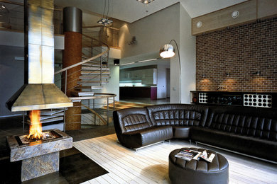 Пример оригинального дизайна: большая парадная, двухуровневая, объединенная гостиная комната в стиле модернизм с бежевыми стенами, паркетным полом среднего тона, подвесным камином и фасадом камина из камня