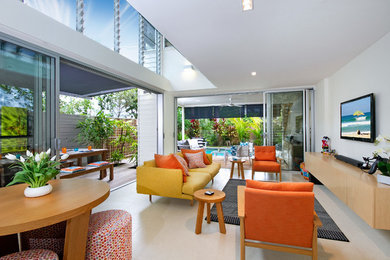 Mittelgroßes, Offenes Modernes Wohnzimmer mit Porzellan-Bodenfliesen und Multimediawand in Sunshine Coast