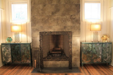 チャールストンにあるトランジショナルスタイルのおしゃれなリビング (標準型暖炉、金属の暖炉まわり) の写真