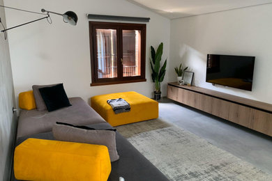 Idee per un soggiorno moderno di medie dimensioni e aperto con pareti bianche, pavimento in gres porcellanato, TV a parete e pavimento grigio