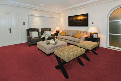 На фото: большая гостиная комната в стиле ретро с белыми стенами и ковровым покрытием