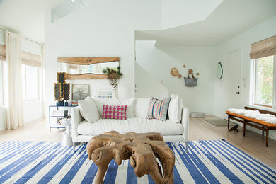 Идея дизайна: гостиная комната в морском стиле с белыми стенами и светлым паркетным полом