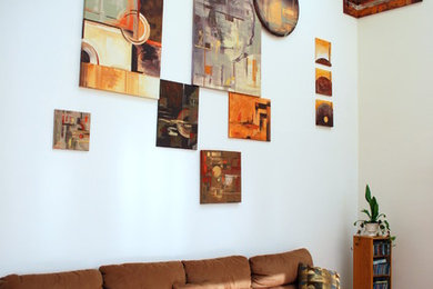 Cette photo montre un grand salon tendance ouvert avec une salle de réception, un mur multicolore, parquet clair, une cheminée standard et un manteau de cheminée en bois.