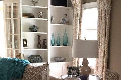 Example of an eclectic living room design in Boston