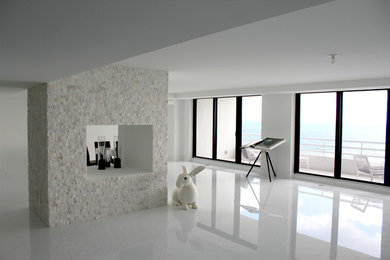 Modelo de salón para visitas abierto moderno de tamaño medio con chimenea de doble cara y marco de chimenea de piedra