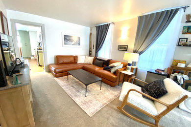 Diseño de salón clásico pequeño con paredes blancas, moqueta, televisor colgado en la pared y suelo gris