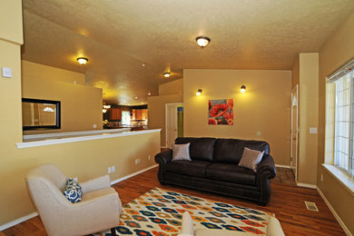 Mittelgroßes, Offenes Klassisches Wohnzimmer mit beiger Wandfarbe und braunem Holzboden in Boise