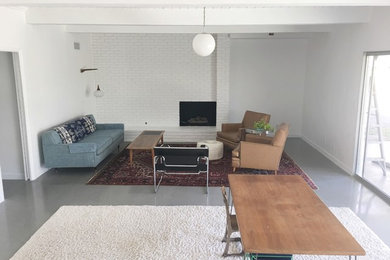 Ejemplo de salón moderno de tamaño medio con suelo de cemento y suelo gris