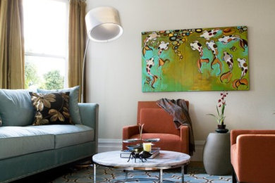 Пример оригинального дизайна: гостиная комната в стиле фьюжн с красивыми шторами