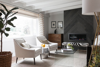 Пример оригинального дизайна: парадная, открытая гостиная комната в стиле неоклассика (современная классика) с серыми стенами, паркетным полом среднего тона, горизонтальным камином, фасадом камина из плитки и коричневым полом без телевизора
