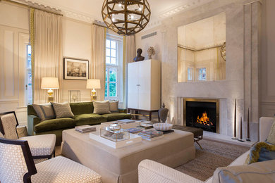 ロンドンにある広いトランジショナルスタイルのおしゃれなリビング (カーペット敷き、標準型暖炉、石材の暖炉まわり、内蔵型テレビ、ベージュの床) の写真