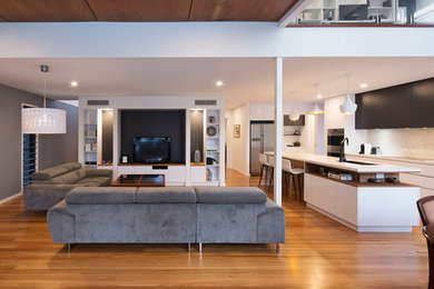 Offenes Modernes Wohnzimmer mit grauer Wandfarbe und Multimediawand in Brisbane