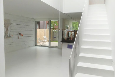 モントリオールにある高級な中くらいなモダンスタイルのおしゃれなLDK (白い壁、塗装フローリング、白い床) の写真