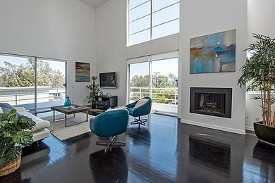 Modernes Wohnzimmer im Loft-Stil in Los Angeles