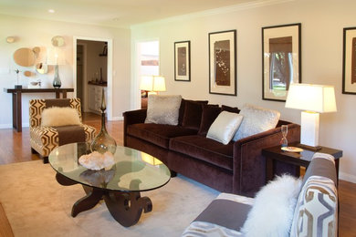 Idee per un soggiorno minimal chiuso e di medie dimensioni con parquet chiaro, sala formale, pareti bianche e pavimento marrone