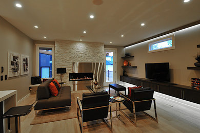 Diseño de salón para visitas moderno de tamaño medio con paredes beige, suelo de madera clara, televisor independiente, chimenea lineal y marco de chimenea de metal