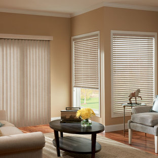 Example of a classic living room design in San Diego