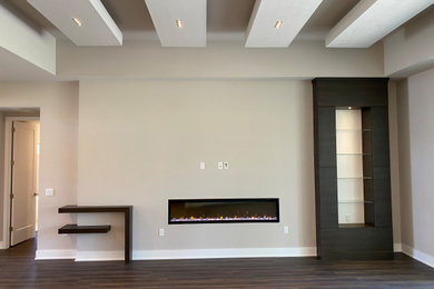 Imagen de salón contemporáneo con suelo marrón